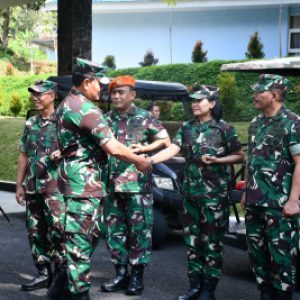 Komandan Lanal Bandung Hantar Keberangkatan Panglima TNI di Seskoau