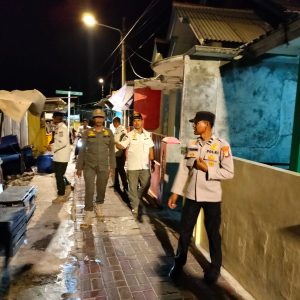 Polsek Kepulauan Seribu Utara Lakukan Patroli Malam Pulau Panggang untuk Antisipasi Gangguan Kamtibmas