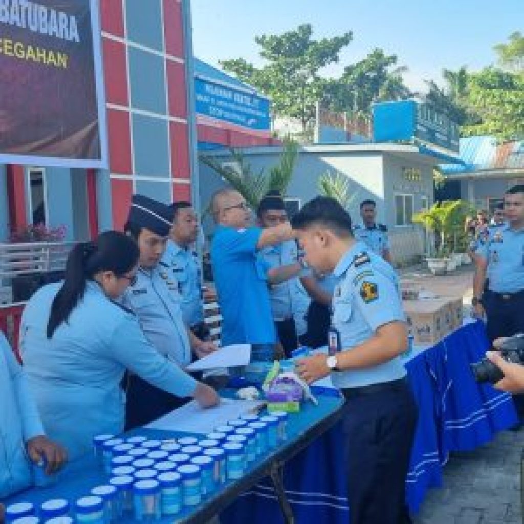 Komitmen Wujudkan Lapas Bersinar, Petugas Lapas Kelas II A Labuhan Ruku Jalani Tes Urin bekerja sama dengan BNNK Batu Bara