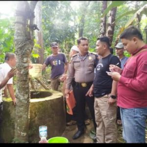 Polsek Jonggol Polres Bogor Evakuasi Jasad Lansia Yang Terjatuh Ke Dalam Sumur