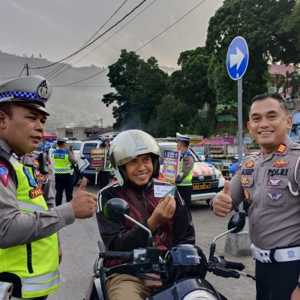 Pagi hari, Satlantas Polres Sawahlunto berikan Voucher Minuman Gratis kepada Pengendara yang Patuh dan Tertib Aturan 