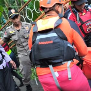 Seorang Anak Yang Hanyut di Sungai Ciliwung Bogor Berhasil di Temukan