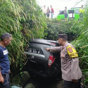 Sebuah Mobil Terguling Ke Dalam Sebuah Selokan, Polsek Tamansari Polres Bogor Gelar Olah TKP