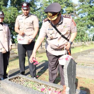 Jelang Hari Bhayangkara Ke – 77 Tahun 2023, Polres Bogor Gelar Ziarah Tabur Bunga Ke Makam Pahlawan