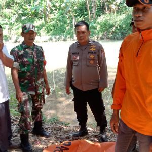 Pihak Kepolisian Polsek Jasinga Polres Bogor Menggelar Olah TKP Penemuan Mayat Tanpa Identitas di Sungai Cipangaur