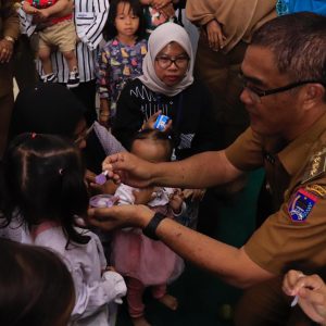 Pj. Wali Kota Payakumbuh terharu melihat salah seorang balita penderita lumpuh otak saat launcing Dapur Sehat Atasi Stunting (Dashat)