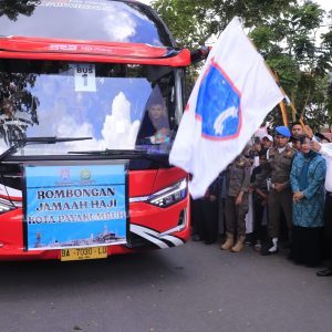 Pj. Wako Rida Ananda Lepas Warga Berangkat Haji Ke Tanah Suci