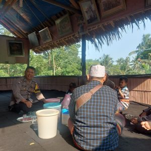 Bhabinkamtibmas Desa Gadog Polsek Megamendung  ke Toko Masyarakat  melaksanakan kegiatan sambang Warga sekaligus kontrol warga di Desa binaannya