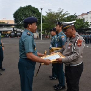 Danpushidrosal Beri Penghargaan Anggota Polri