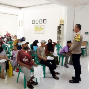 Sampaikan Pesan Kamtibmas Bhabinkamtibmas Polsek Babakan Madang Polres Bogor Sambangi Warga