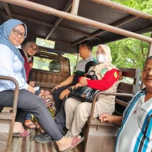Petugas Kepolisian Bersama Satpol PP, TKSK, Dinsos, dan Puskesmas Parung Amankan Seorang Wanita Yang Alami Gangguan Jiwa Viral di Medsos