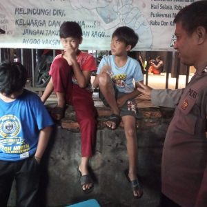 Bhabinkamtibmas Polsek Megamendung Polres Bogor Lakukan Dialogis Dengan Anak – Anak Yang Nongkrong Dalam Rangka Menjaga Kamtibmas
