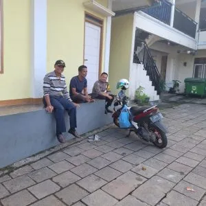 Bhabinkamtibmas Desa Sukamaju Aipda Saeful Bahri melaksanakan kegiatan sambang dan dialogis dengan warga desa binaan