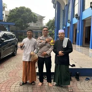 Pak Bhabin Desa Banjarwaru Polsek Ciawi Polres Bogor silaturahmi dengan Tomas, sampaikan pesan pesan kamtibmas