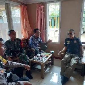 Sinergitas TNI- Polri, Bhabinkamtibmas Desa Cibedug Polsek Ciawi Bersama Babinsa melaksanakan kegiatan sambang ke warga di wilayah Desa binaannya