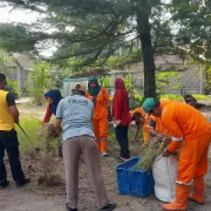 Polsek Kepulauan Seribu Selatan Adakan Aksi Bersih-Bersih Lingkungan dengan Menggandeng Masyarakat dan Pemerintah