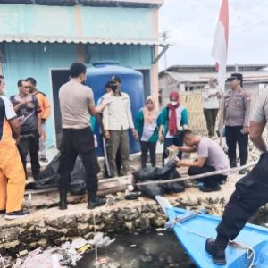 Polsek Kepulauan Seribu Utara Bersama Masyarakat dan Pemerintah Daerah Gelar Aksi Bersih Pantai untuk Pelestarian Lingkungan