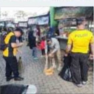Kapolsek Sukaraja Pimpin Langsung Kegiatan Pelaksanaan Pembersihan Sampah – sampah Di Wilayahnya Secara Serentak