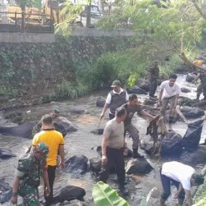 Ciptakan Sinergitas Jaga Lingkungan, Polres Bogor Secara Serentak Gelar Kegiatan Bersih – Bersih Sampah