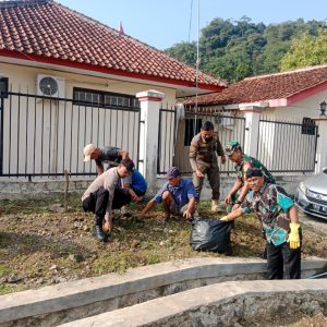 Ciptakan Lingkungan Bersih Aman Dan Nyaman Wujud Sinergitas TNI – Polri Wilayah Nanggung Bersama Warga Masyarakat