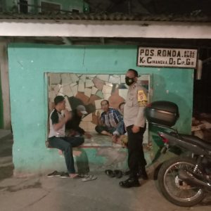 Pembinaan Serta Dialogis Kamtibmas Bhabinkamtibmas Kepada Warga Di Pos Siskamling