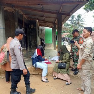 Laksanakan Sambang Dialogis Secara Sinergitas Antara Bhabinkamtibmas Bersama Babinsa di Wilayah Desa Pangkal Jaya Polsek Nanggung