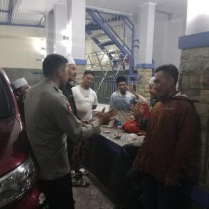 Bhabinkamtibmas Polsek Cisarua Polres Bogor kontrol Pos kamling dan sampaikan pesan kamtibmas