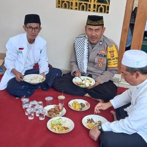 Kunjungan Silahturahmi Sekaligus Dialogis Kamtibmas Kepada Tokoh Masyarakat dilakukan Personil Polsek Cisarua Kabupaten Bogor