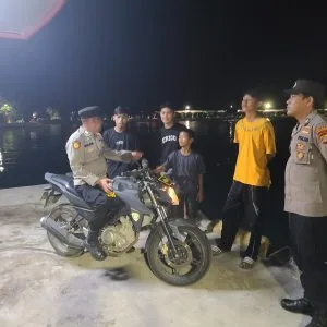 Patroli Malam Polsek Kepulauan Seribu Utara Beri Himbauan Kenakalan Remaja untuk Anak-anak Remaja