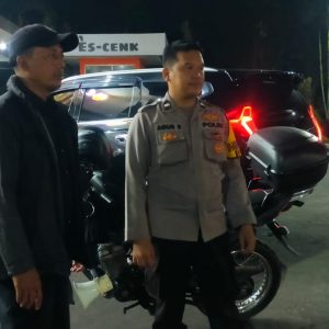 Antisipasi Kejahatan, Bhabinkamtibmas Desa Cipayung Sambang Security SPBU sampaikan Pesan Kamtibmas