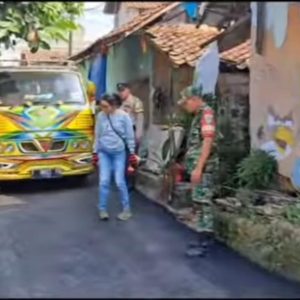 Wujud Sinergitas TNI-Polri, Polsek Ciampea Polres Bogor Monitoring Pengaspalan Jalan Desa Cihideung Udik