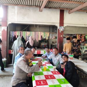 Bhabinkamtibmas Desa Bitungsari Polsek Ciawi Laksanakan Dialogis Warga Binaan Di Pasar Ciawi