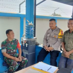 Sinergitas TNI – POLRI Bhabinkamtibmas Polsek Sukaraja Polres Bogor kontrol pos Security dalam rangka Menciptakan Harkamtibmas