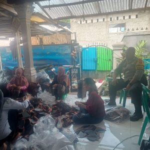 Bhabinkamtibmas Polsek Babakan Madang Polres Bogor Sambang Warga dan silaturahmi dg warga sampaikan pesan kamtibmas