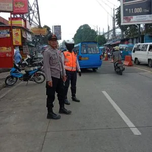Antisipasi Arus Lalu Lintas Personil Polsek Ciawi Bekerjasama Dengan Dishub Sebagai Sinergi Dalam Pelaksanaa Tugas