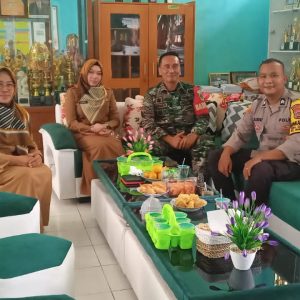 Sinergitas TNI – Polri Dalam Kegiatan Sambang Secara Bersama – Sama Dalam Menjalin Kemitraan Di Wilayah Hukum Polsek Nanggung