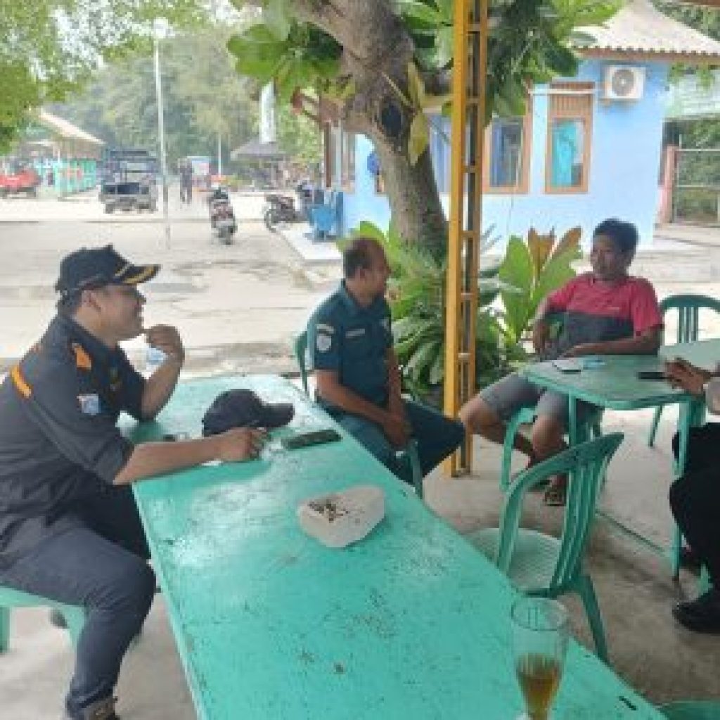 Bhabinkamtibmas Pulau Pari Jalin Silaturahmi dengan Toga, Tomas, dan Toda di Pulau Pari