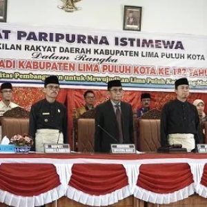 Ketua DPRD Kabupaten Lima Puluh Kota Deni Asra Pimpin Paripurna Istimewa HJK Ke-182