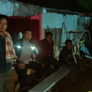 Bhabinkamtibmas Wilayah Hukum Polsek Sukaraja Lakukan Giat Patroli Malam Dalam Menjaga Kamtibmas Bersama Warga Pos kamling