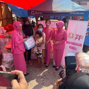 Ibu-ibu Bhayangkari Sambangi Lokasi Penampungan Pengungsi Korban Kebakaran di Penjaringan Jakut