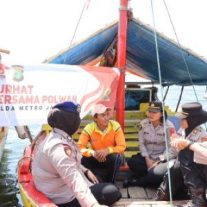 Srikandi Polres Kepulauan Seribu Rayakan HUT ke-75 Polwan dengan Curhat Bersama Nelayan di Atas Kapal Nelayan