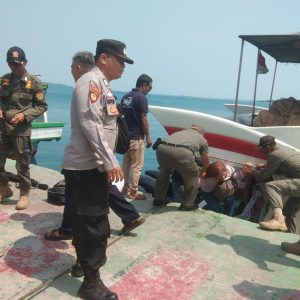 Polsek Kepulauan Seribu Utara Amankan Dermaga di Pulau Pramuka Berikan Pelayanan Humanis untuk Penumpang Kapal