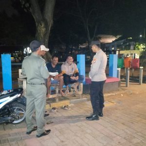 Polsek Kepulauan Seribu Selatan Gelar Patroli Malam Dialogis Wilayah Aman dari Gangguan Kamtibmas