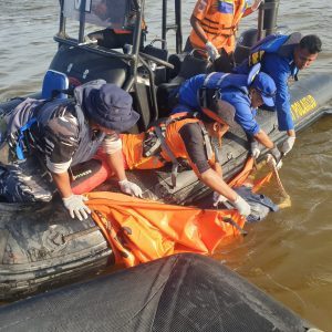 Pos TNI AL Selatpanjang Bersama Tim SAR Gabungan Berhasil Temukan Mayat ABK KM MI Nomor 01 Yang Jatuh ke Laut