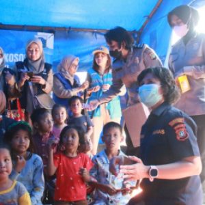 Polwan Polres Metro Jakut Dikerahkan Berikan Trauma Healing Korban Kebakaran Kapuk Muara