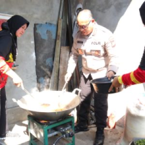 Kapolres Metro Jakut Bantu Masak di Dapur Umum Korban Kebakaran Kapuk Muara
