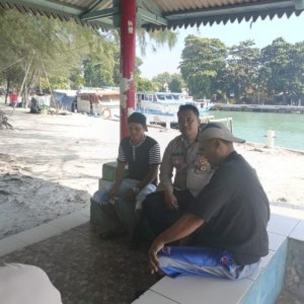 Bhabinkamtibmas Pulau Pari Berikan Himbauan Pencegahan Tindak Pidana Perdagangan Orang kepada Warga