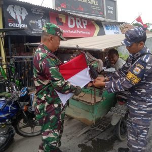Babinpotmar Lanal TBA Bagikan Bendera Merah Putih Kepada Elemen Masyarakat Pesisir