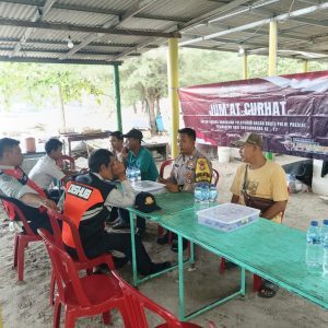 Bhabinkamtibmas Pulau Pari Menjadi Pendengar Setia Keluhan Masyarakat Dalam Giat Jumat Curhat