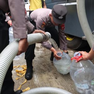 Polres Bogor Distribusikan Air Bersih Kepada Masyarakat Terdampak Kekeringan